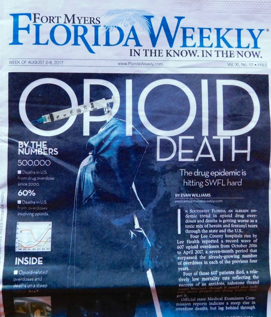 "Mort opioïde" : la couverture du journal "Florida Weekly" de Fort Myers, en Floride