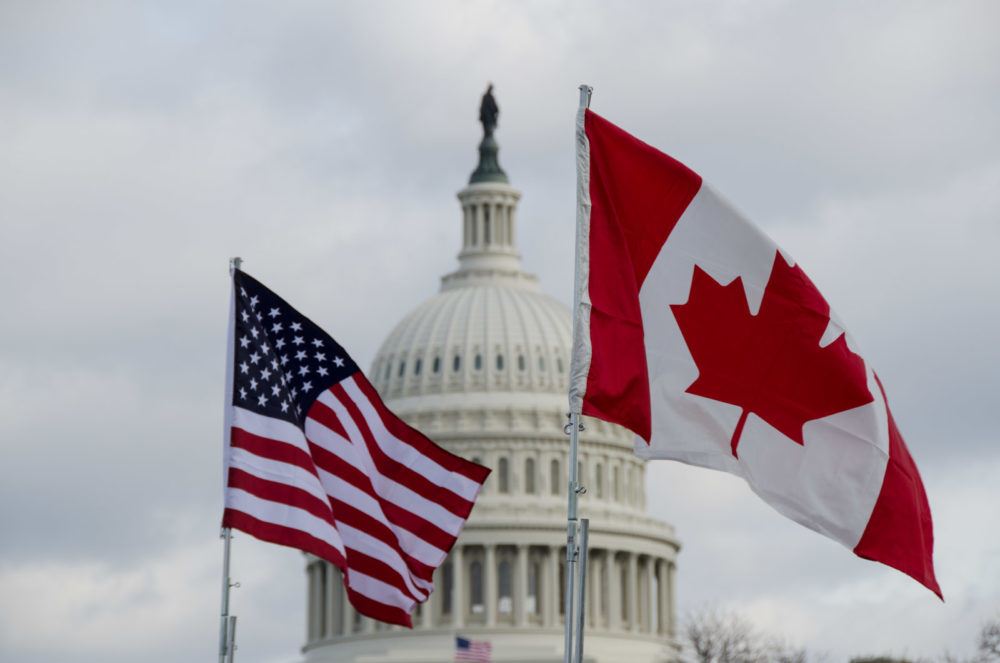 Drapeaux américain et canadien