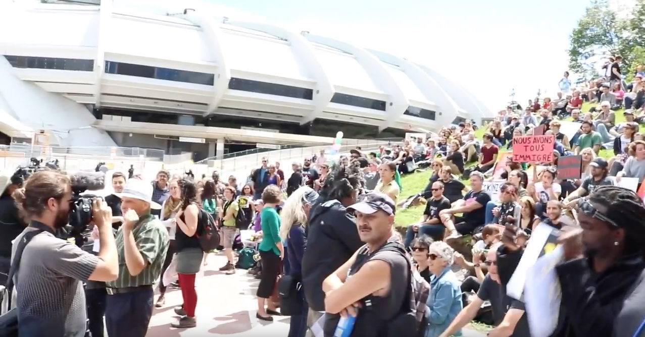 Manifestation en soutien aux réfugiés devant le stade olympique de Montréal début août 2017.