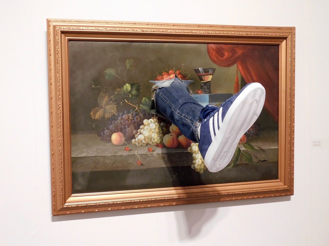 Kicked Painting par Mark Jenkins (Fabien Castaner Gallery) à l'Art Miami : exposition d'art contemporain à Miami