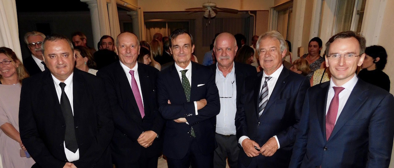 Les conseillers consulaires Franck Bondrille et Xavier Capdevielle, l'ambassadeur de France Gérard Araud, Roger Pardo (président de Fipa) le conseiller consulaire Jacques Brion, et le consul général de France à Miami, Clément Leclerc