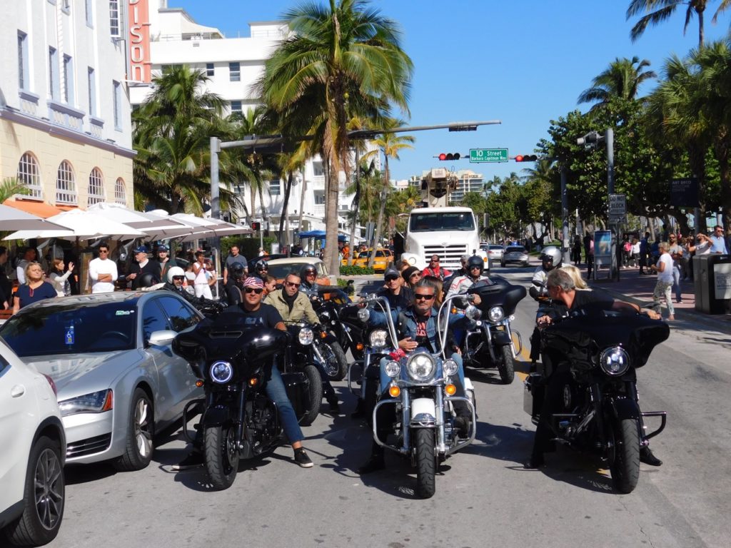 Hommage des bikers de Miami à Johnny Hallyday.