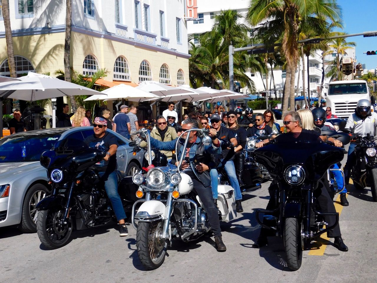 Hommage des bikers de Miami à Johnny Hallyday.