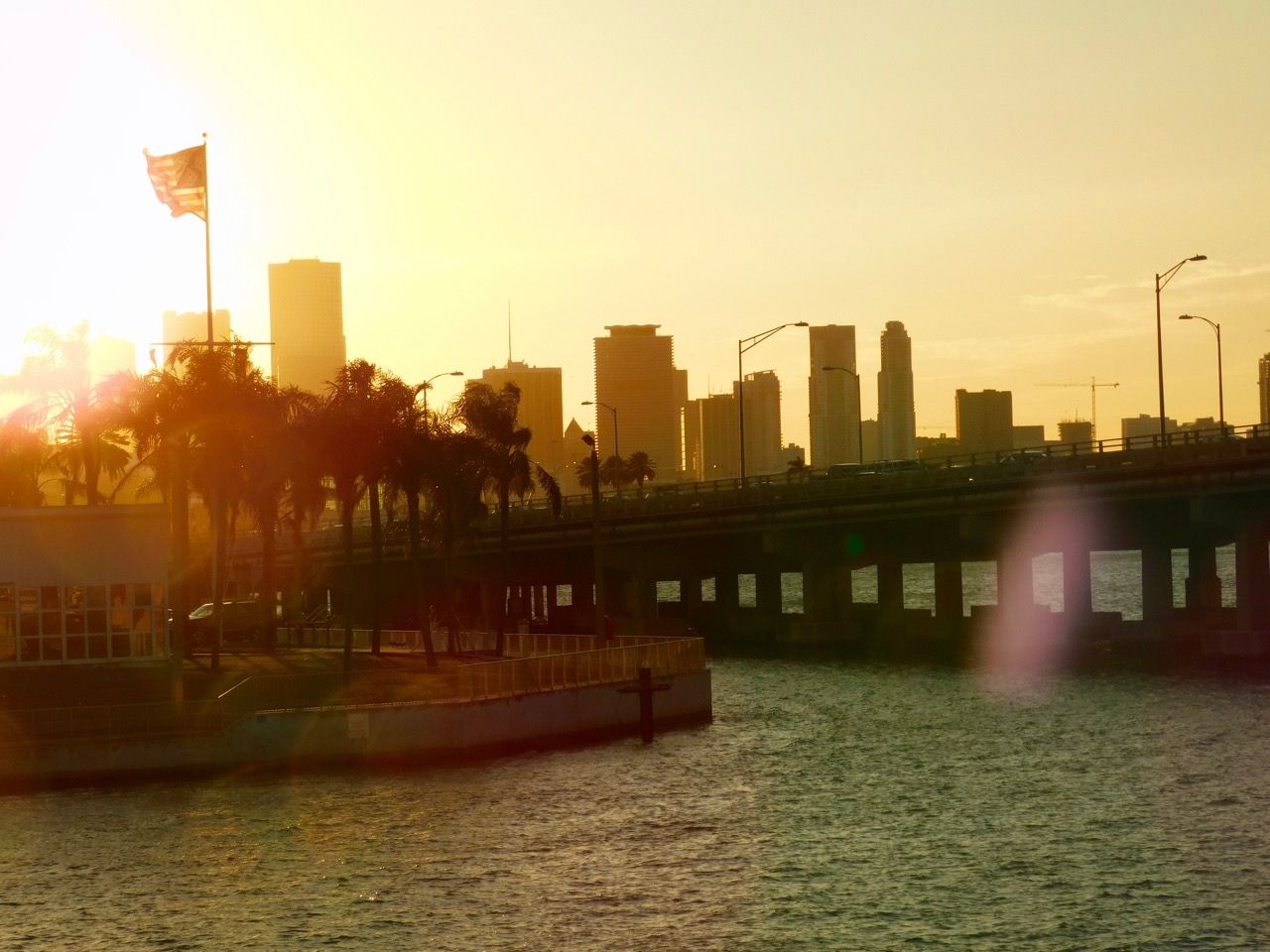 Coucher de soleil sur Miami Downtown et Brickell vus de la mer.