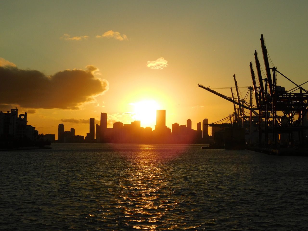 Coucher de soleil sur Miami Downtown et Brickell vus de la mer.