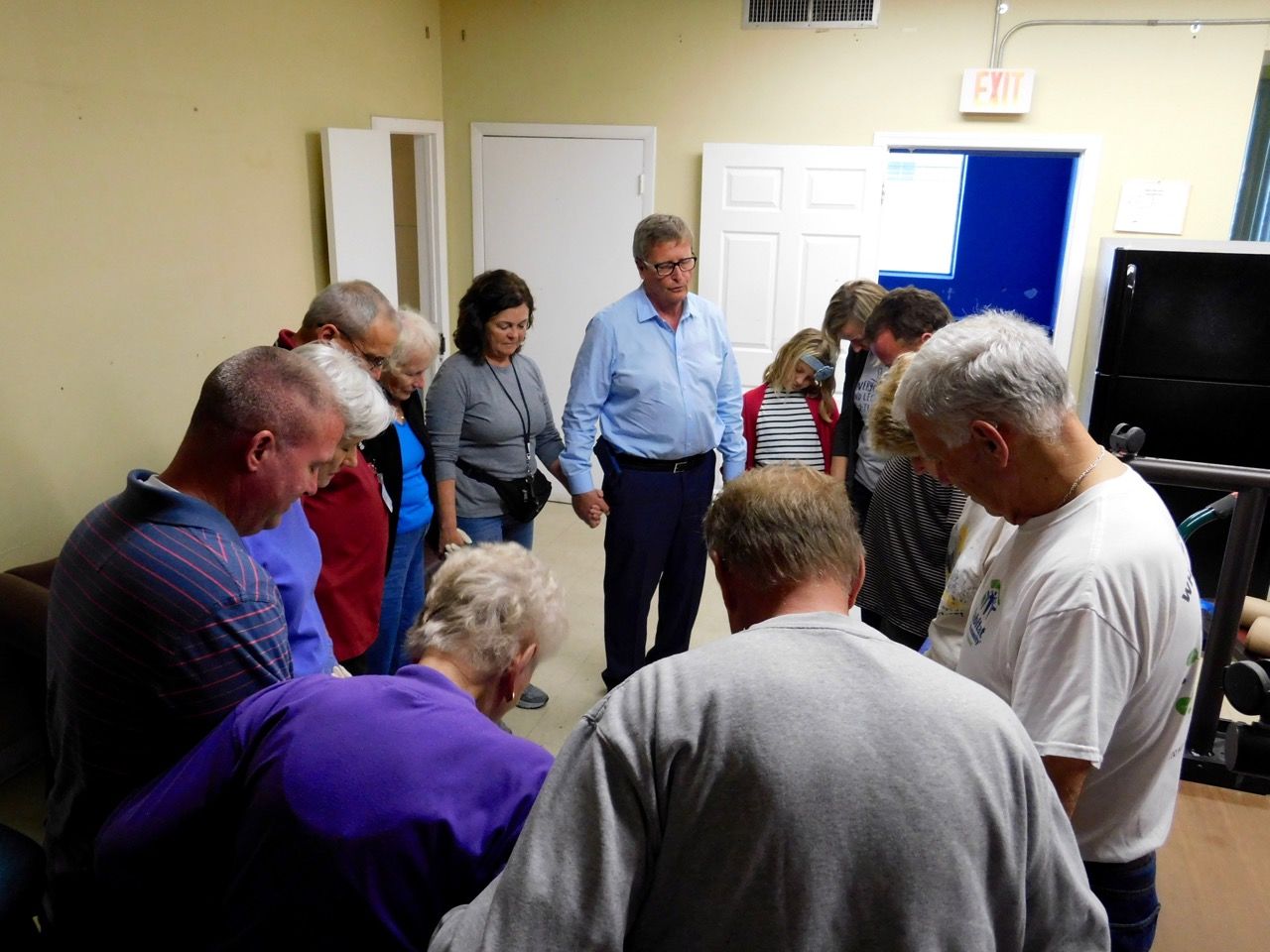 Prière des bénévoles avant un dîner de charité organisé par l'association Hope South Florida dans une église de Fort Lauderdale