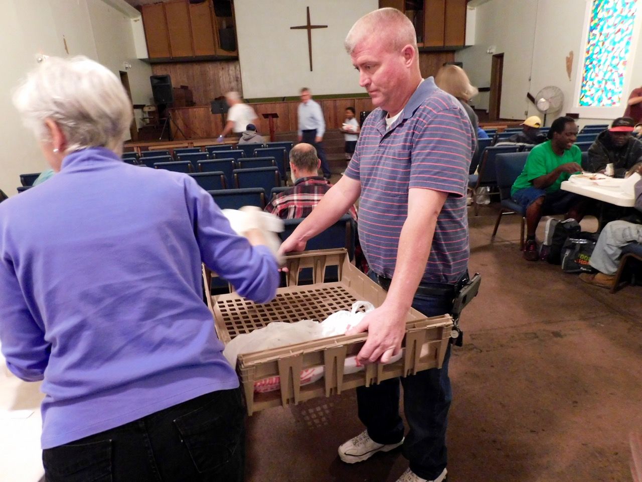 Des bénévoles avant un dîner de charité organisé par l'association Hope South Florida dans une église de Fort Lauderdale