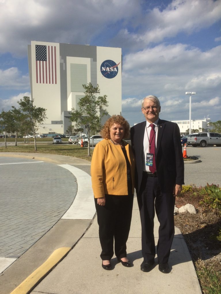 Susan Harper (consule générale à Miami) avec Marc Garneau au Kennedy Space Center de Cape Canaveral.