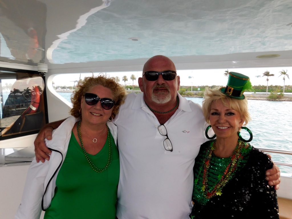La Croisière s'amuse : soirée croisière québécoise sur les rivières entre Miami et Miami Beach, organisées par Go 2 Vacations et Galaxy Tours.