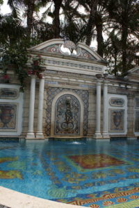 La piscine "en or" de la Casa Casuarina villa de Gianni Versace) sur Ocean Drive à South Beach / Miami Beach