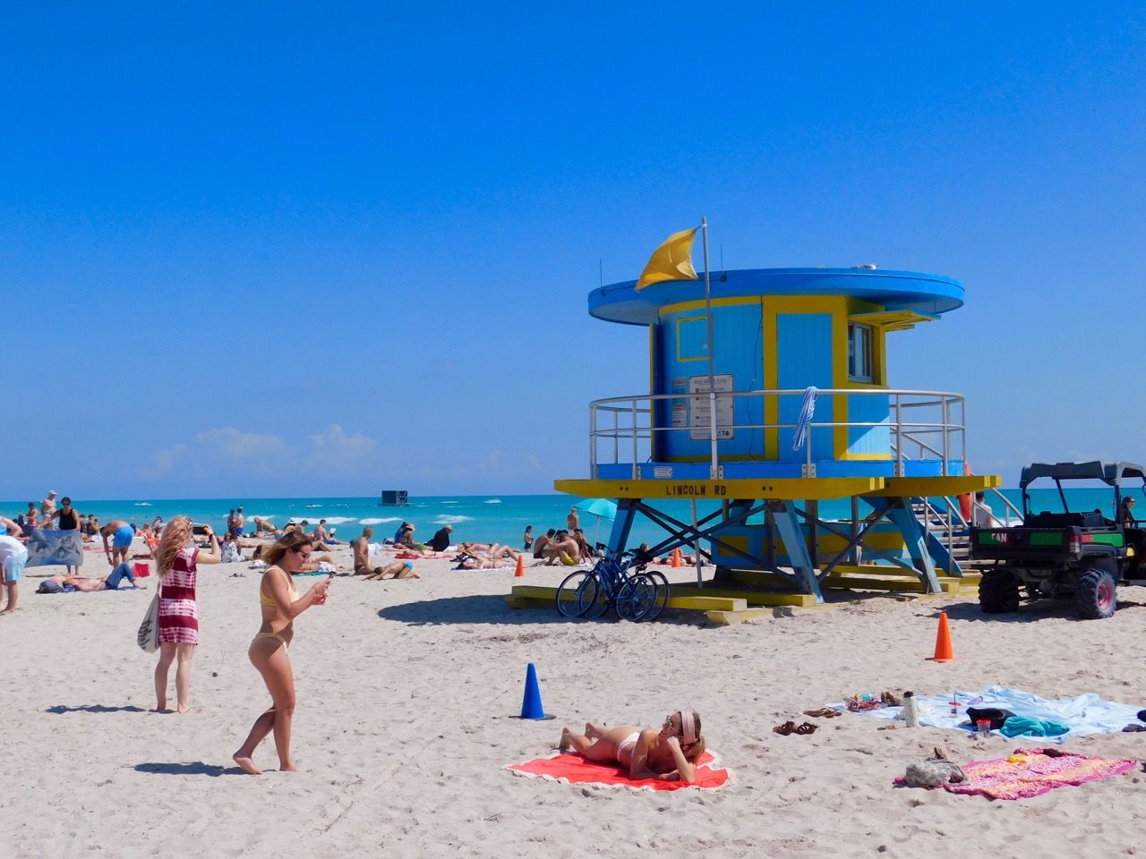 Plage devant les grands hôtels art déco de Miami Beach, au niveau de Lincoln Road