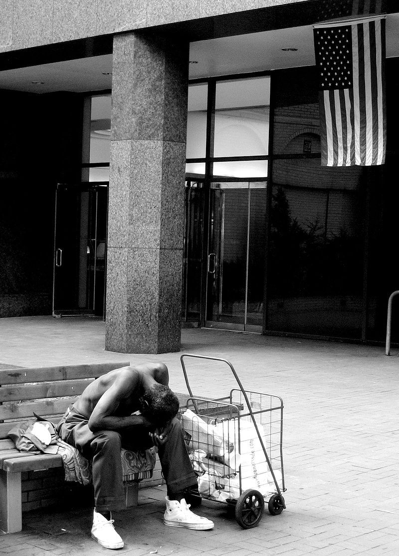 Un sans-domicile devant l'entrée des Nations Unies à New-York City