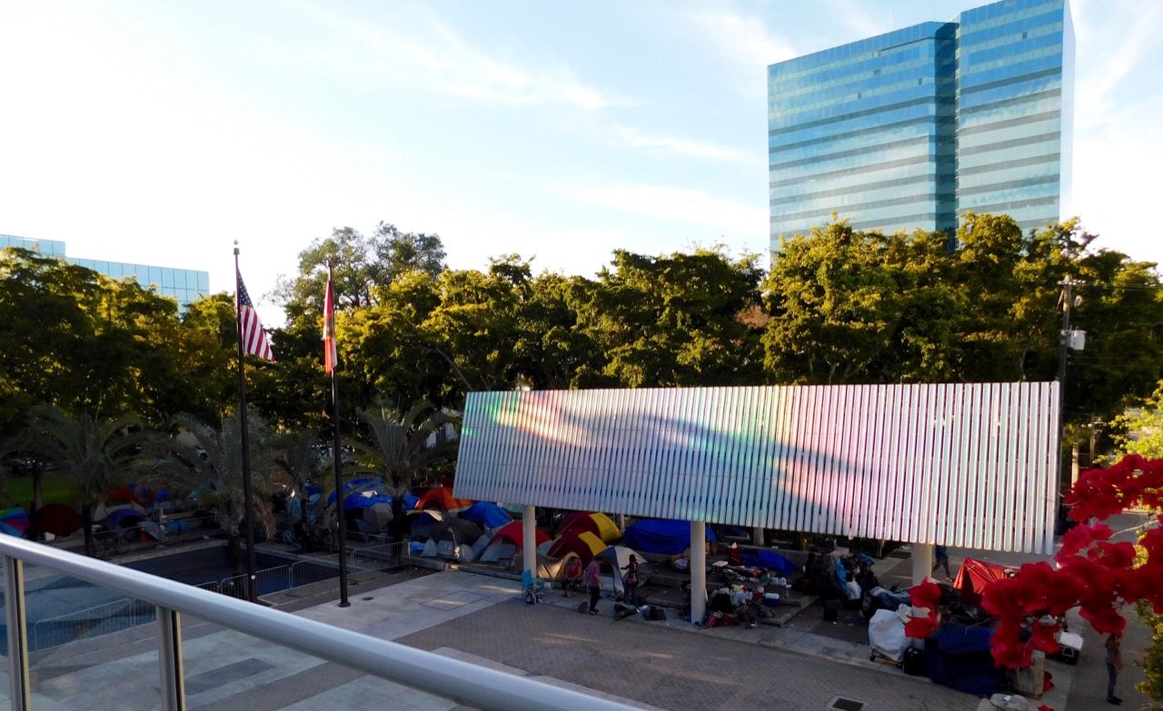 SDF dormant dans la rue derrière la bibliothèque dans le centre de Fort Lauderdale en Floride.