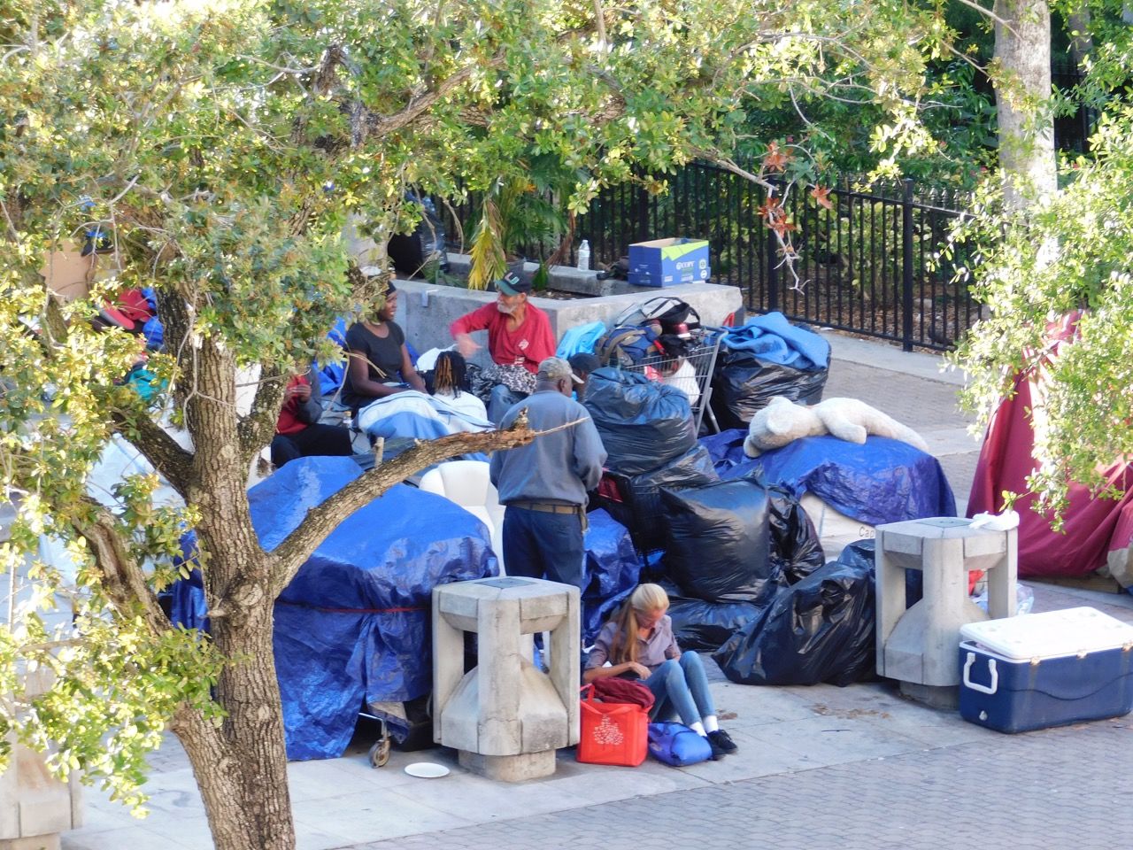SDF dormant dans la rue derrière la bibliothèque dans le centre de Fort Lauderdale en Floride.