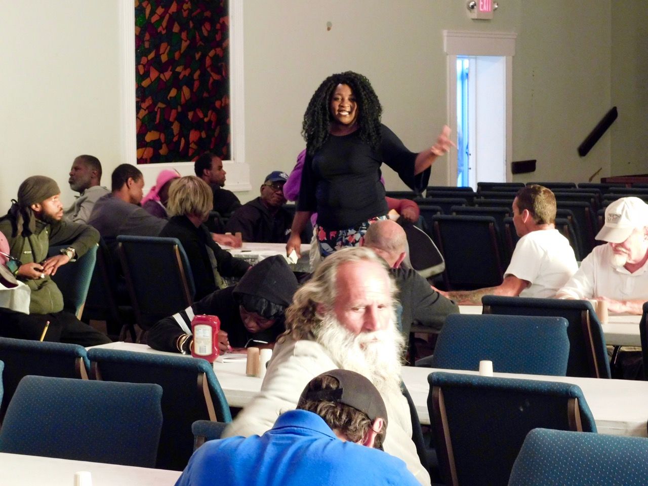 Chant gospel avec les SDF avant un dîner de charité organisé par l'association Hope South Florida dans une église de Fort Lauderdale