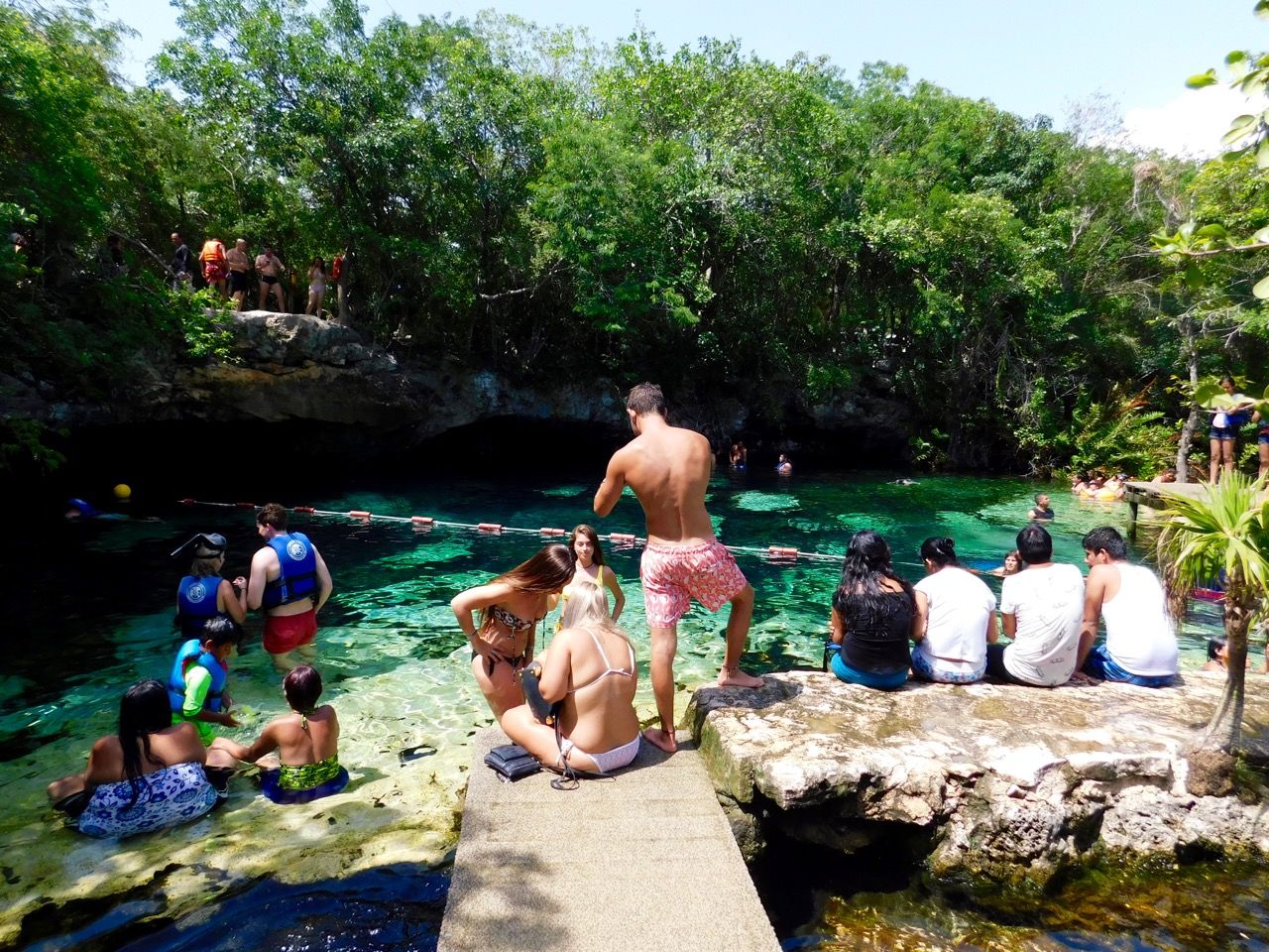 La cenote Azul près de Playa del Carmen au Mexique