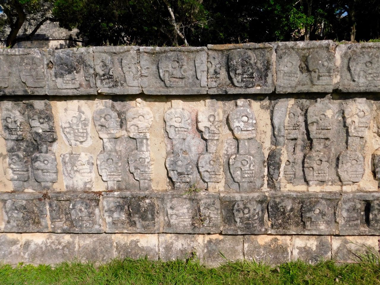Tzompantli : frises de têtes de morts à Chichen Itza