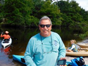 Arnie, de Dickinson State Park, au lancement des kayaks à Riverbend Park.