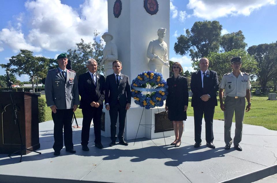 Une soixantaine de personnes sont venues se souvenir du 11 novembre à Miami, à l'invitation des consulats de France et d'Allemagne, avec ici de gauche à droite : Lieutenant-Colonel von Normann (de la Bundeswehr) le conseilller consulaire français Jacques Brion, le Consul général de France Clément Leclerc, la consule générale d'Allemagne Annette Klein, le conseiller consulaire Xavier Capdevielle et le lieutenant-colonel Touzard de l'armée française.
