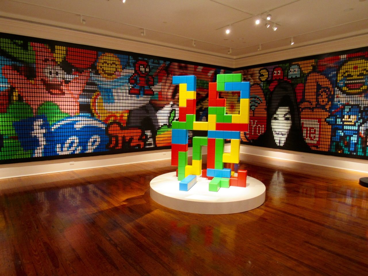 Exposition d'art contemporain au Cornell Museum de Delray Beach ici : œuvres de Speedy Graphito.