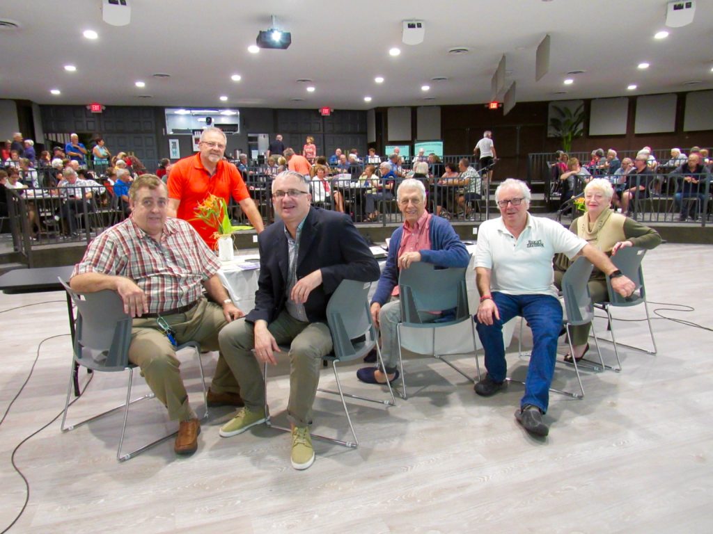 Réunion sur le tourisme au Century Village de Deerfield Beach par l'Alliance Francophone, avec Pierre Couture (agent de voyage), Denis Brosseau (AF), Gwendal Gauthier (Courrier de Floride), Paul Bourque (AF) Gilles et Marlène Carluy