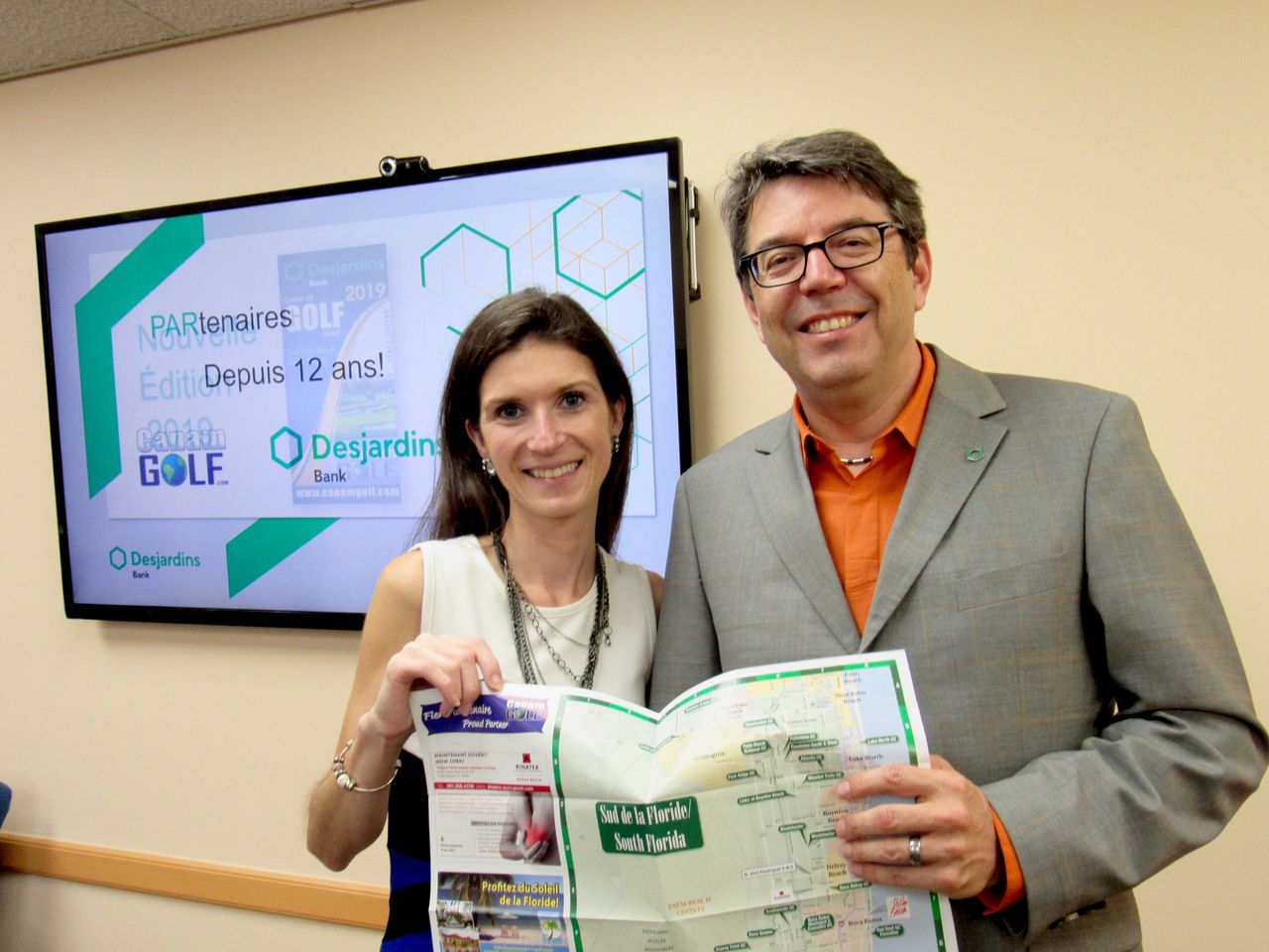 Anne-Josée Belland et Louis Rhéaume présentent la "Carte Desjardins 2019" des Golfs de Floride, éditée par Canam Golf