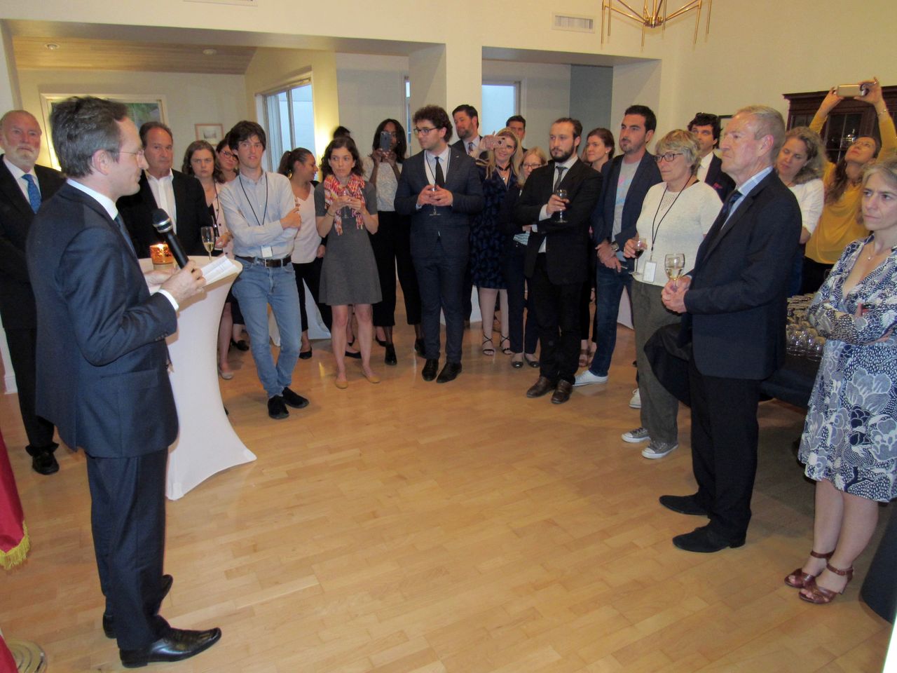 Les attachés de presses français d'Amérique du Nord autour du consul de France à Miami, Clément Leclerc.