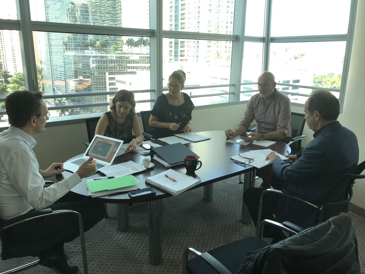 Clément Leclerc est à gauche, Laurent gallissot à droite, pour l'ouragan Dorian, en direct du consulat de France à Miami