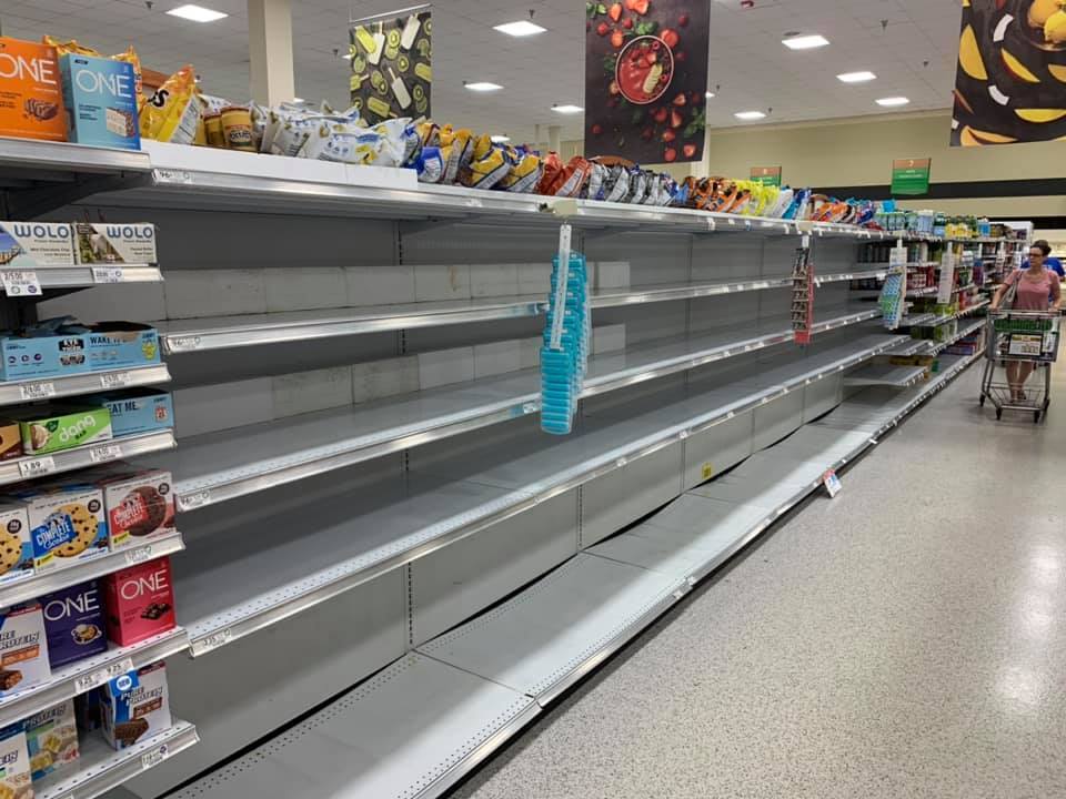Un rayon d'eau vidé hier jeudi dans un supermarché de Fort Lauderdale en Floride. Les résidents font des stocks en prévision de l'ouragan.