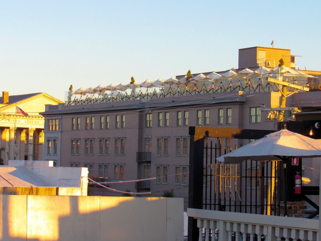 Le restaurant Grill 225 sur un toit de Charleston