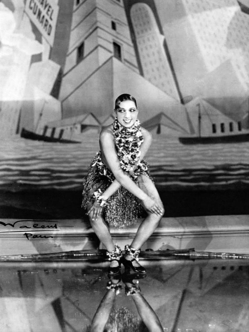 Joséphine Baker dansant le charleston aux Folies Bergères de Paris en 1926.