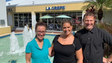 La Crêpe : restaA droite : Elodie et Patrick Fischer. A gauche : Jennifer, manageuse, à La Crêpe (restaurant crêperie à Fort Lauderdale)urant crêperie à Fort Lauderdale