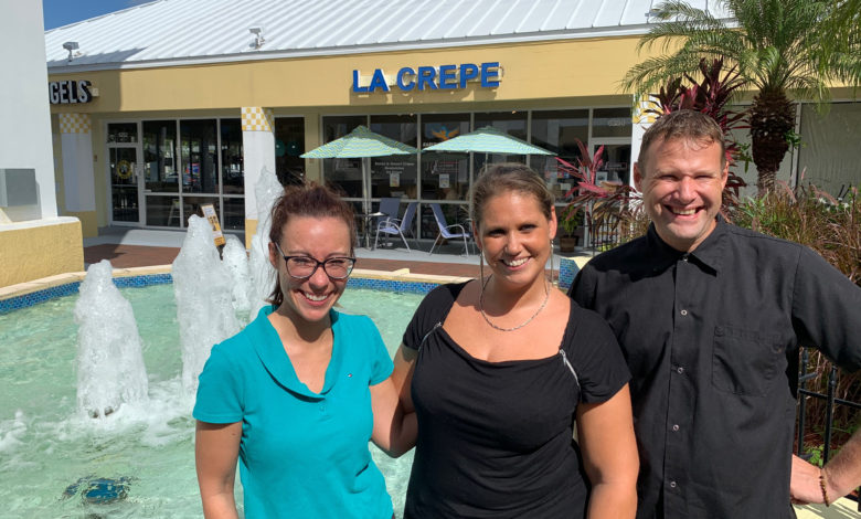 La Crêpe : restaA droite : Elodie et Patrick Fischer. A gauche : Jennifer, manageuse, à La Crêpe (restaurant crêperie à Fort Lauderdale)urant crêperie à Fort Lauderdale