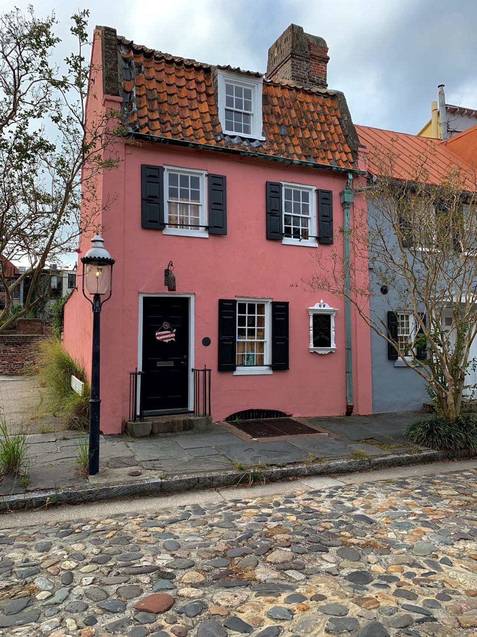 Cette maison rose est la plus ancienne de Charleston, juste en face du "marché aux esclaves"