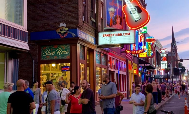Lower Broadway et ses honky-tonks à Nashville, Tennessee