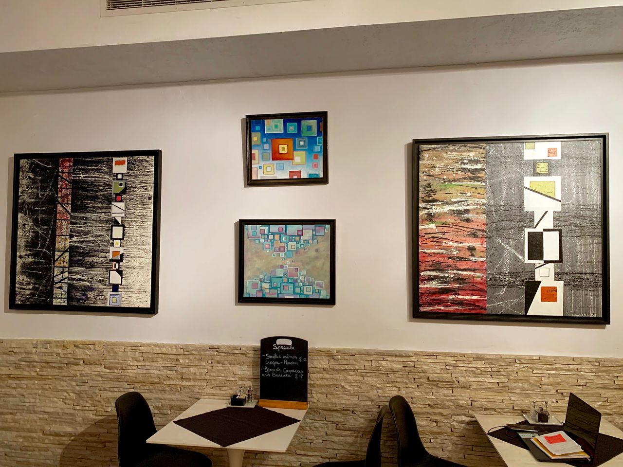 Stéphanie et Fabrice Di Rienzo sont fans d'rt, et ça se voit au M & V Café, leur restaurant franco-italien à North Miami
