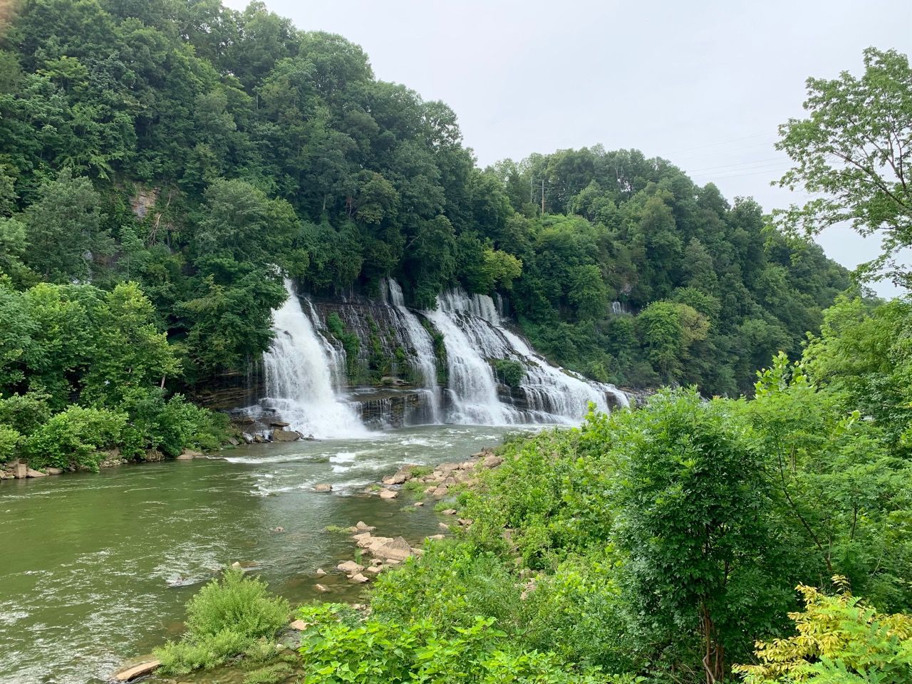 Rock Island : d'impressionnantes chutes d'eau qui sortent de la forêt dans le Tennessee