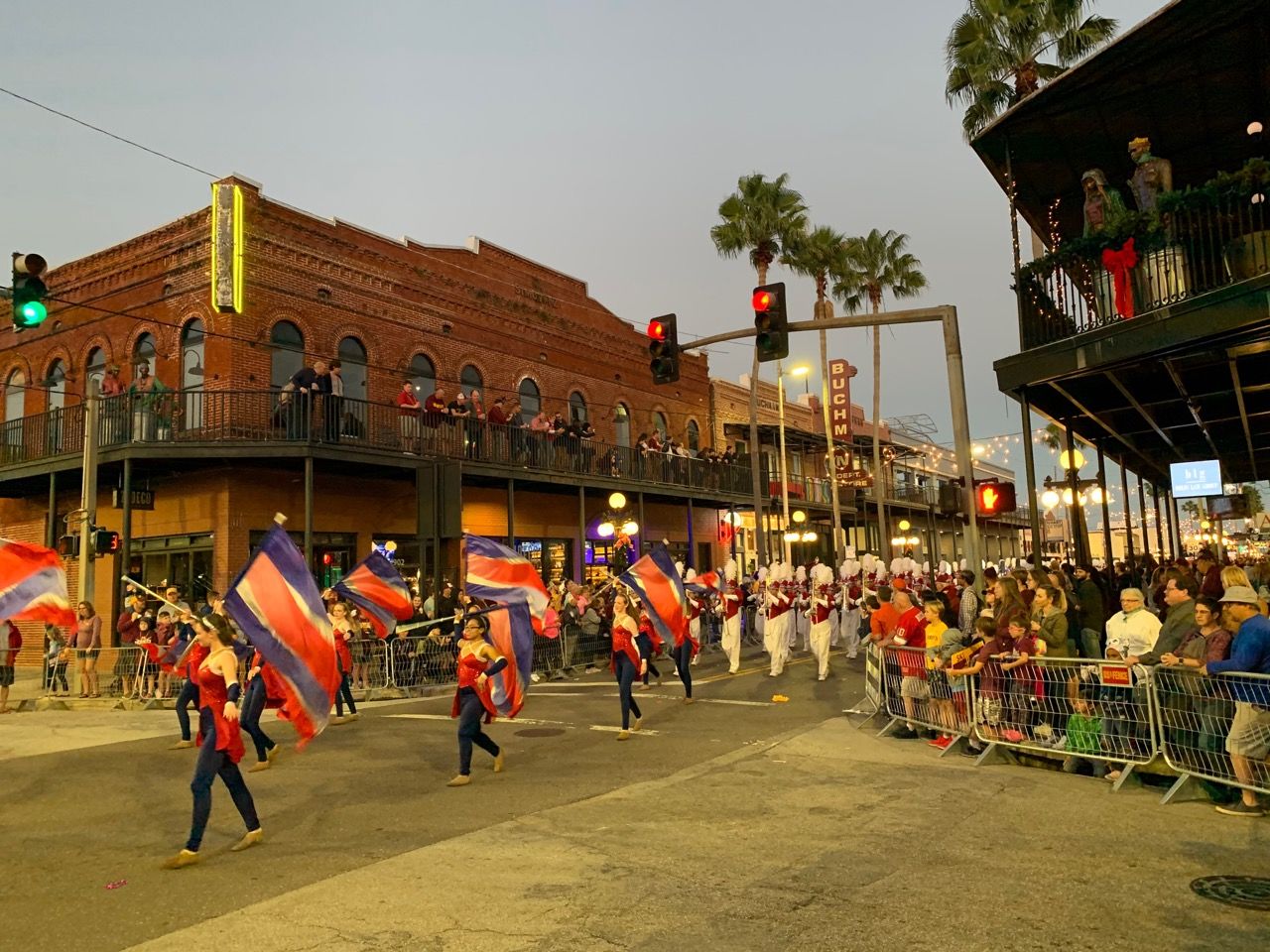 La parade du Outback Bowl dans le quartier d'Ybor City à Tampa le 31 décembre