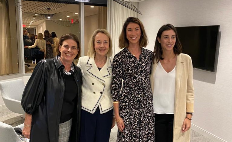 Eglantine Courtiere, Philippine Courtiere, Dominique Bona, Patricia Bona lors de la dernière réunion "Parcours de femmes" à Miami