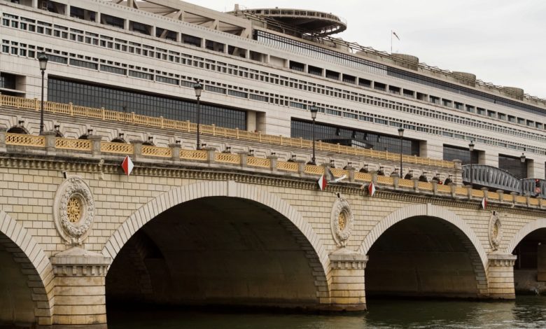 Le pont de BERCY et le ministères des Finances à Paris