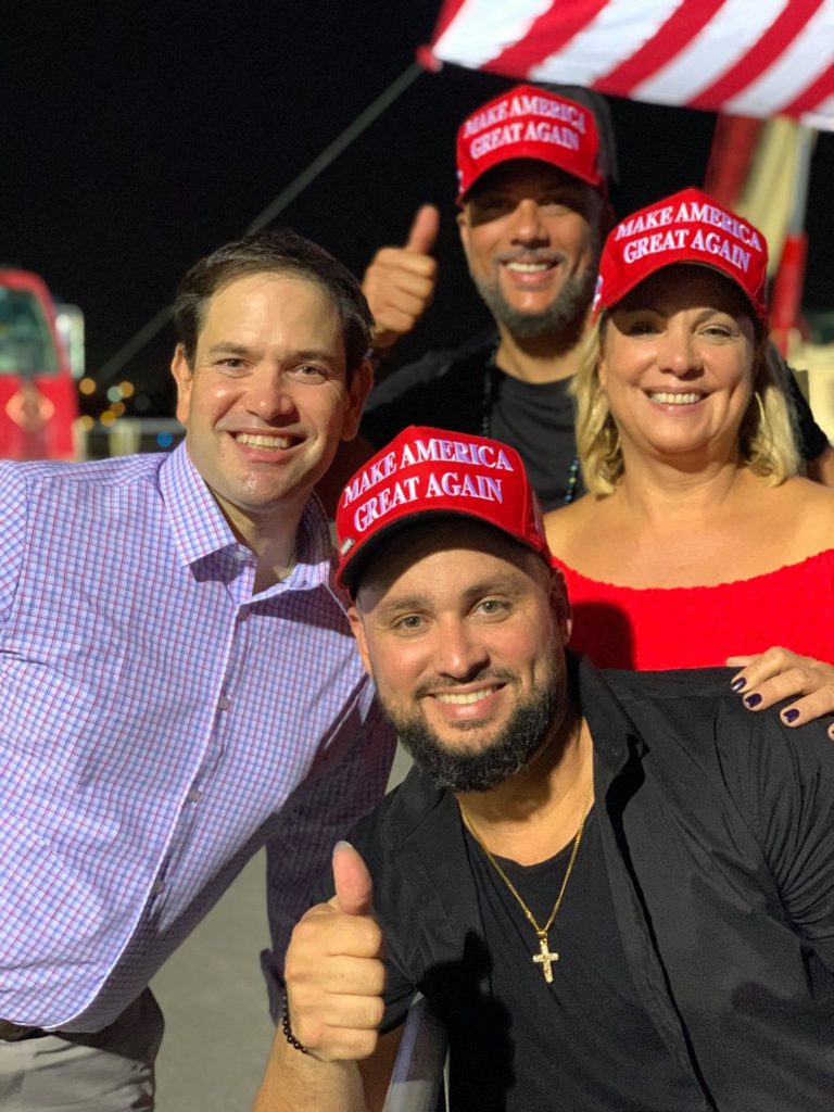 Marco Rubio, sénateur républicain de Miami, avec le groupe "Los 3 de Havana"