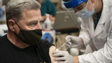 Vaccination du général Mark A. Milley, chef d'Etat-major des armées américaines au Military Medical Center, Bethesda, Md., Dec. 21, 2020.