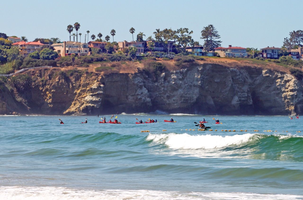 Kayaks près de la côte rocheuse de La Jolla