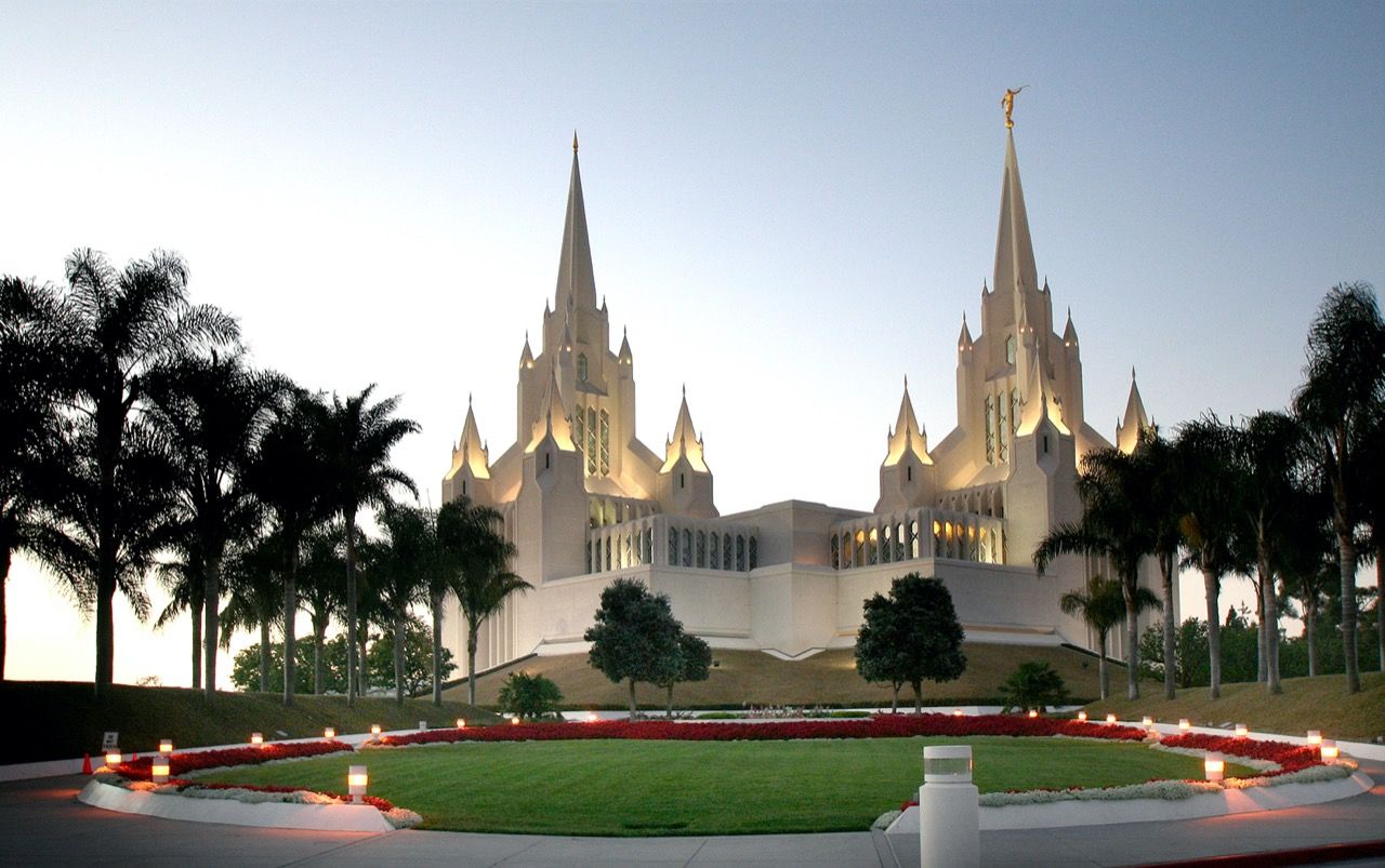 Les mormons ont toujours des temples à l'architecture remarquable. Ici celui de La Jolla.