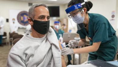 Etats-Unis - Qui pourra se faire vacciner (et quand) contre la covid-19 : nos réponses. Photo : Senior Enlisted Advisor to the Chairman (SEAC) Ramon "CZ" Colon-Lopez receives a COVID-19 vaccine at Walter Reed National Military Medical Center, Bethesda, Md., Dec. 21, 2020.
