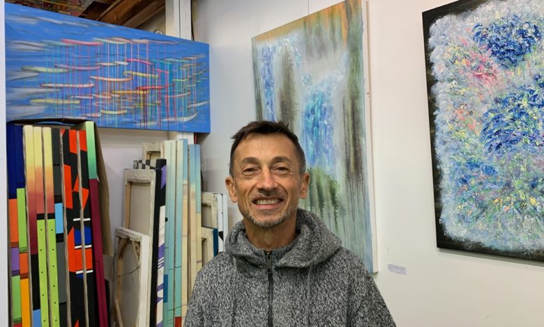 Le peintre français Jean-Luc Thébault est au 807 NE 4th Ave dans le Mass District.