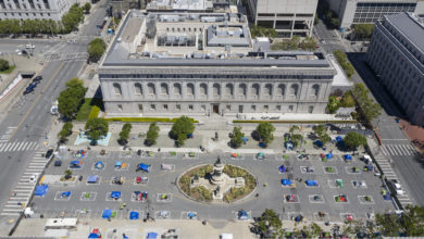 Camp de tentes respectant la distanciation sociale et la quarantaine (!) en mai 2020 derrière l'hôtel de ville de San Francisco.