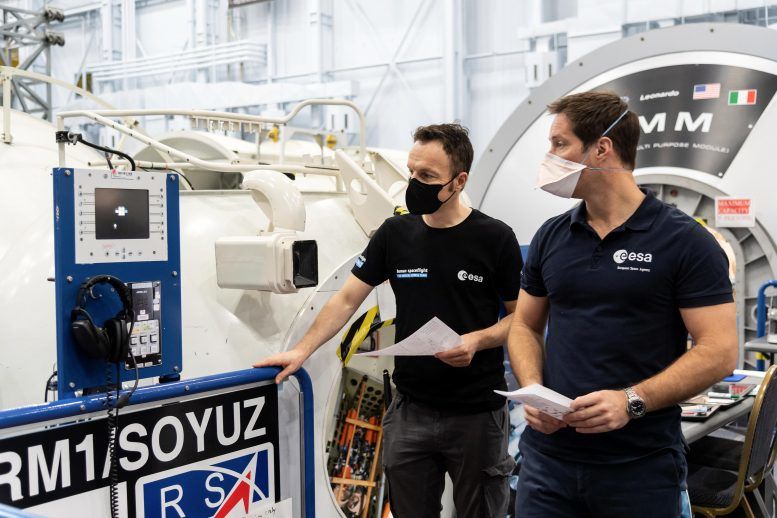Les astronautes Matthias Maurer et Thomas Pesquet l'entraînement au célèbre Johnson Space Center de la NASA à Houston, Texas.