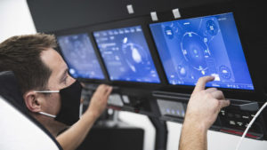 Thomas Pesquet à l’entraînement sur un écran de SpaceX.