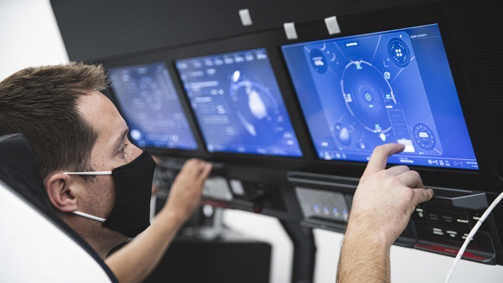 Thomas Pesquet à l’entraînement sur un écran de SpaceX.